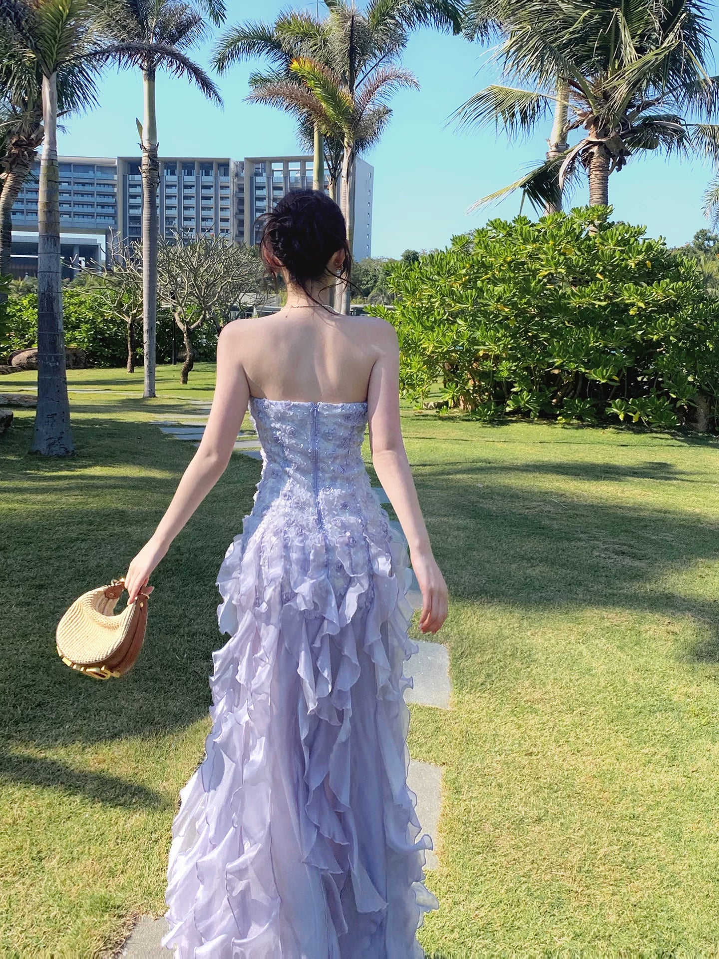Elegantes, ärmelloses, langes Chiffon-Abendkleid in Lila mit Stufenrock, trägerlos und aus mehreren Lagen – perfekt für den 18. Geburtstag (AB2410)