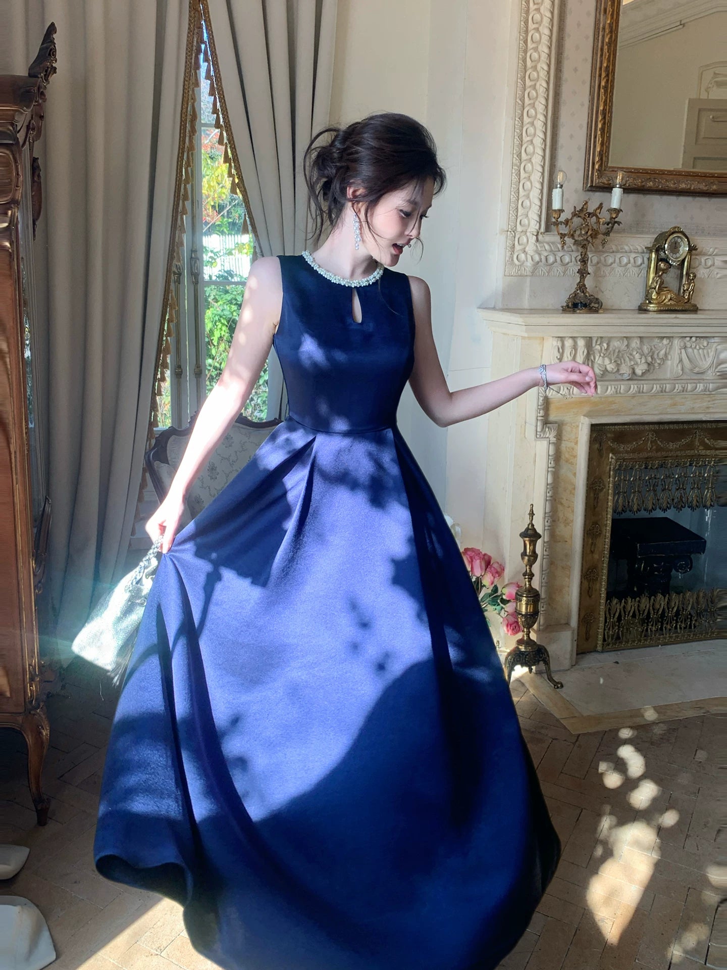 Robe de bal élégante en satin bleu marine, coupe trapèze, col rond et perles, sans manches, idéale pour une soirée d'anniversaire ou un 16e anniversaire (AB2442)
