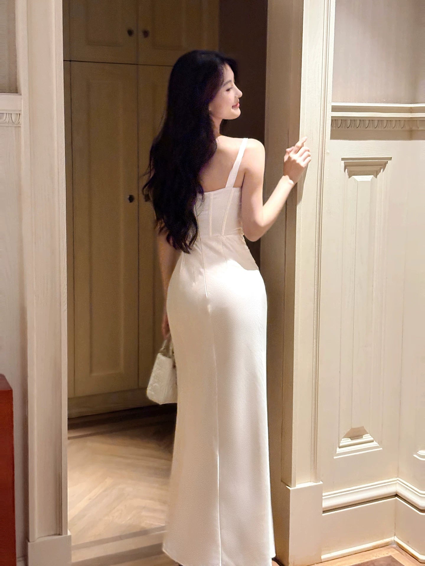 Robe fourreau simple en satin blanc à col carré et plis, idéale pour un bal de fin d'année, une remise de diplômes, un 18e anniversaire ou une fête (N092)