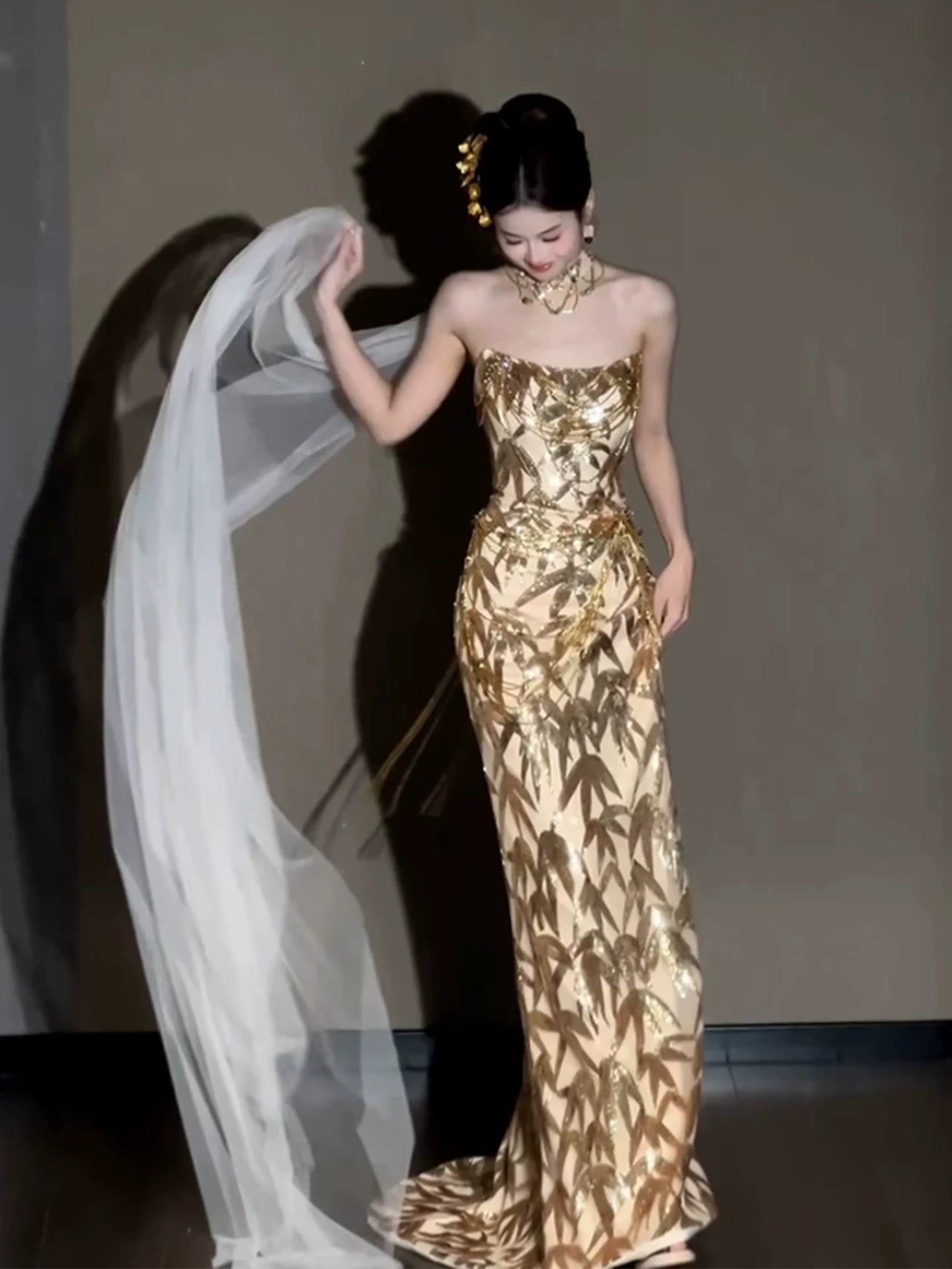 Robe de bal longue sirène à paillettes dorées sans bretelles, sans bretelles, idéale pour les soirées dansantes et les fêtes (AB2205)