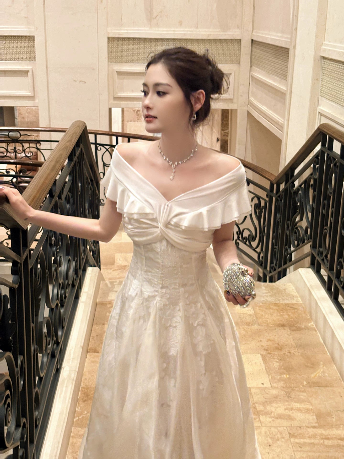 Schlichtes, schulterfreies, weißes Spitzen-Abendkleid in A-Linie, mittellang, ästhetisch, ideal für Abschlussfeiern, N086