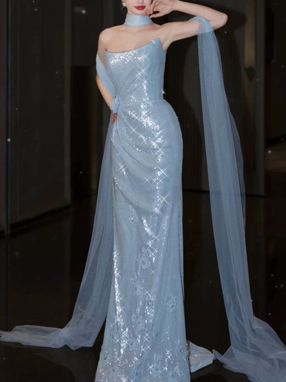 Elegantes, trägerloses Paillettenkleid im Meerjungfrauenstil in Blau mit Schal – Inspiration für lange Party- und Abendkleider zum 21. Geburtstag (AB2290)