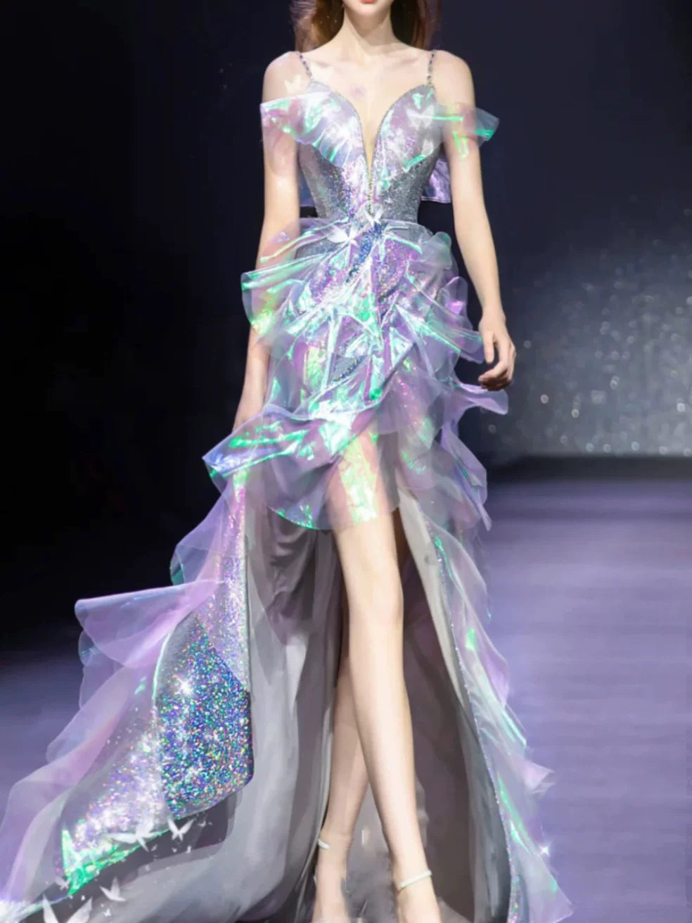 Elegantes, gestuftes Ballkleid mit asymmetrischem Saum und Spaghettiträgern – Inspiration für lange Partykleider und Abendkleider zum 19. Geburtstag (AB2280)