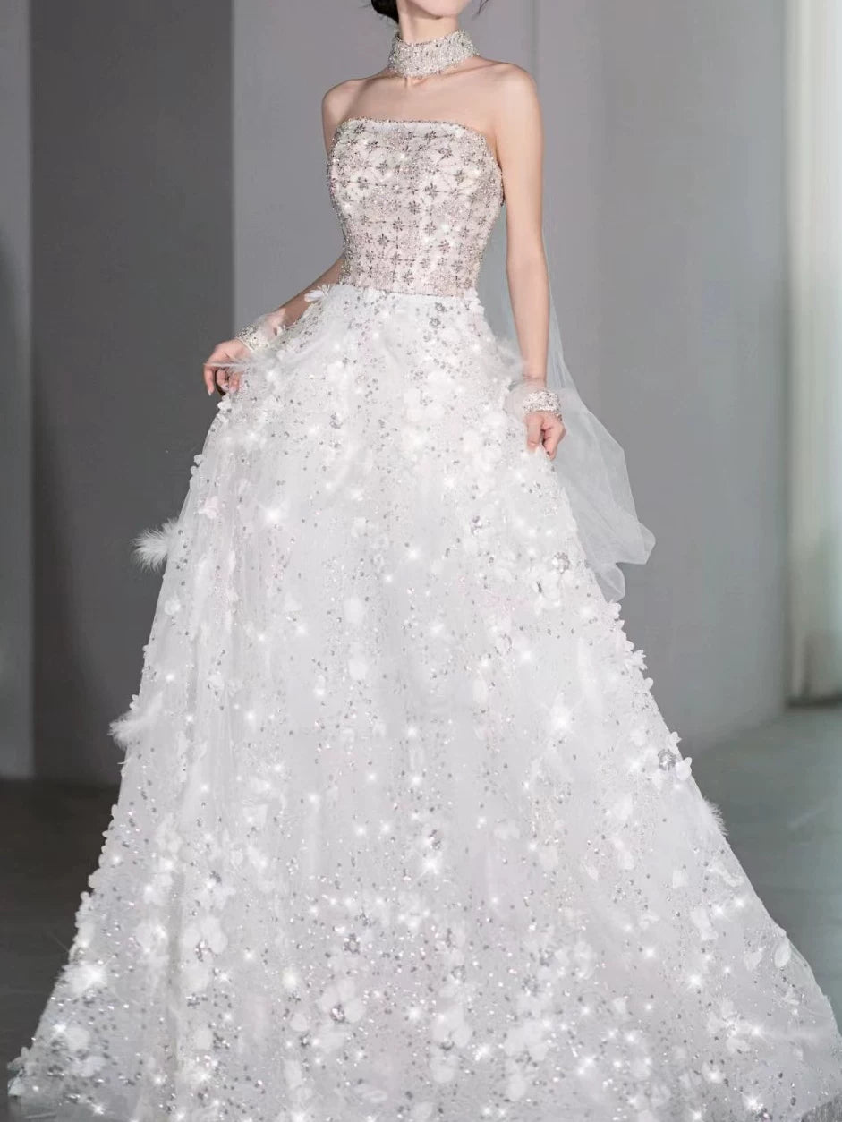 Elegantes, trägerloses, weißes Pailletten-Abendkleid – Inspiration für lange Partykleider und Outfits zum 21. Geburtstag AB2294