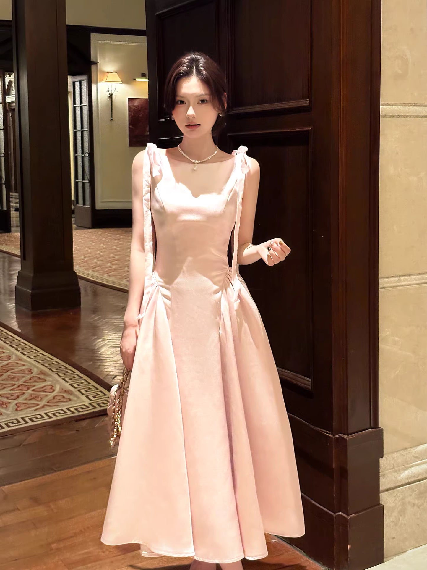 Einfaches, knöchellanges, rosa Satin-Abendkleid in A-Linie mit Rundhalsausschnitt – perfekt für den 17. Geburtstag oder andere festliche Anlässe (AB2498)