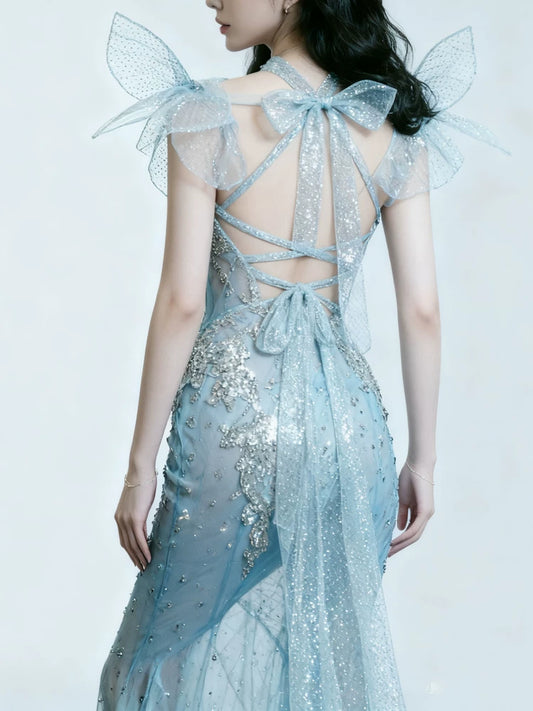 Funkelndes Meerjungfrauen-Neckholderkleid mit blauen Pailletten und Perlenstickerei – Inspiration für lange Partykleider, Abendkleider und Outfits zum 20. Geburtstag AB2296