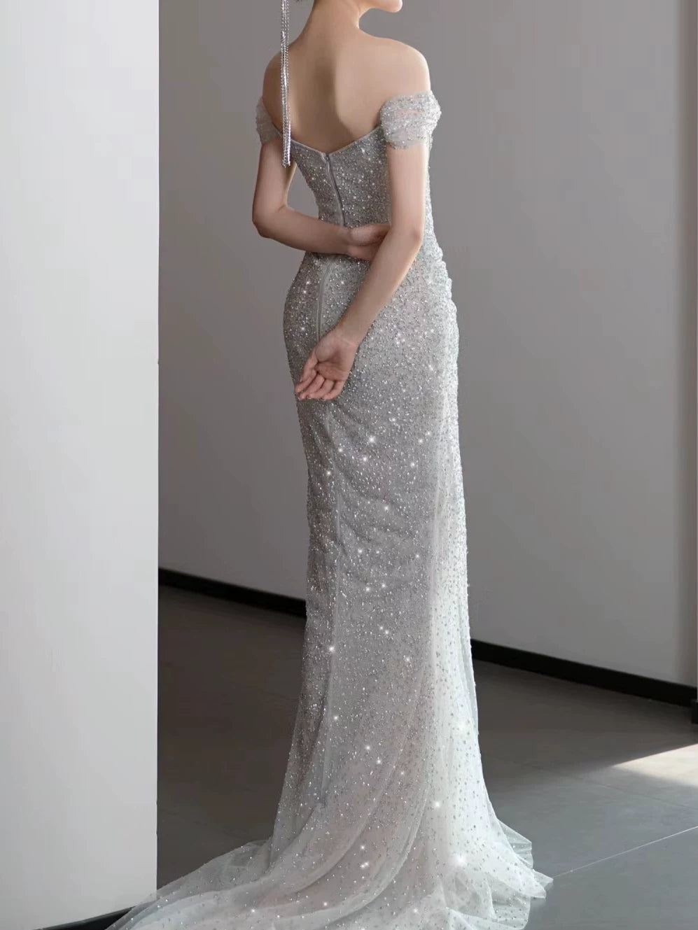 Elegantes Meerjungfrauen-Abendkleid mit schulterfreiem Ausschnitt, silbernen Pailletten und Falten – Inspiration für lange Partys und den 19. Geburtstag AB2271