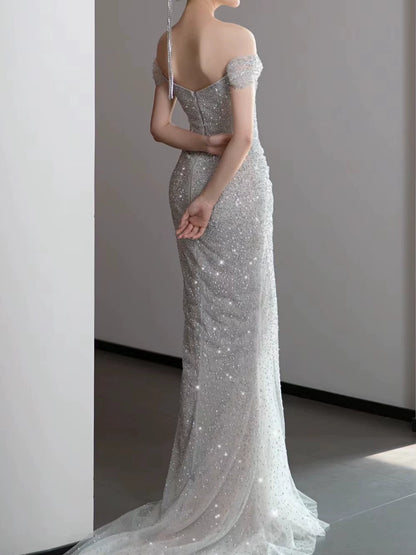 Elegantes Meerjungfrauen-Abendkleid mit schulterfreiem Ausschnitt, silbernen Pailletten und Falten – Inspiration für lange Partys und den 19. Geburtstag AB2271