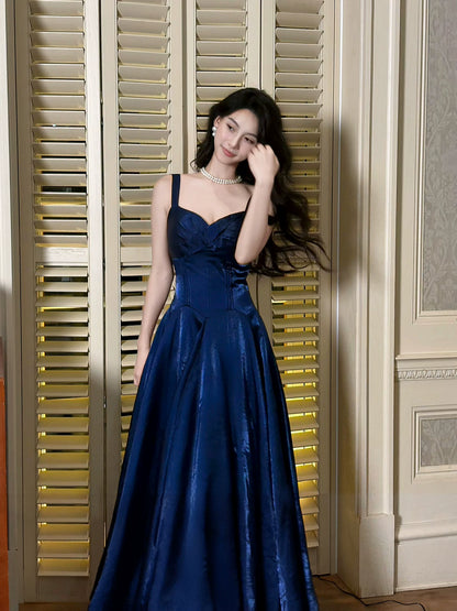 Robe de bal élégante bleu roi à fines bretelles, coupe trapèze, longueur cheville, plissée, N094