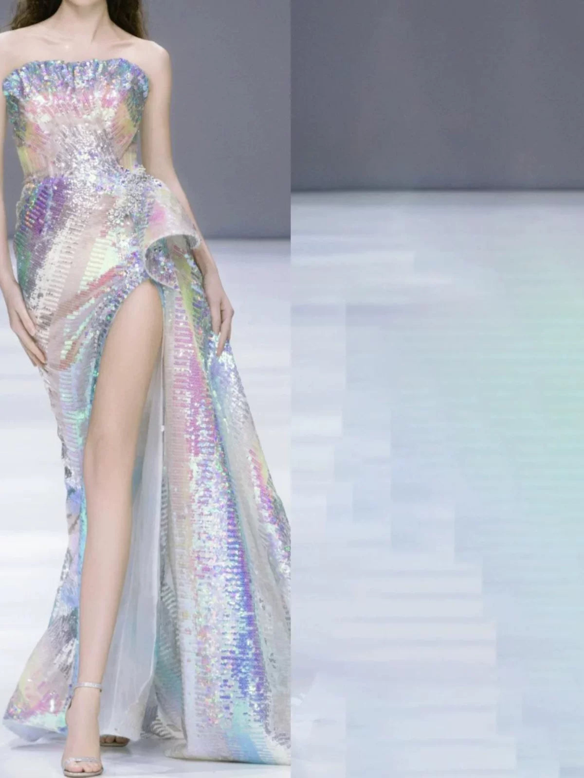 Robe de bal scintillante sans bretelles à sequins avec fente, inspiration pour robes de soirée longues et colorées, tenues pour un 20e anniversaire AB2301