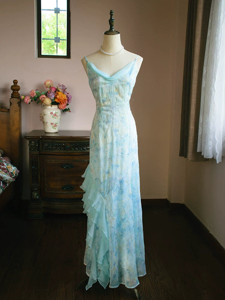Robe de bal vintage années 1960, coupe trapèze, bretelles spaghetti, en mousseline bleu clair. Inspiration robe de soirée longue pour un 18e anniversaire. AB2386