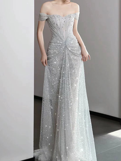 Elegantes Meerjungfrauen-Abendkleid mit schulterfreiem Ausschnitt, silbernen Pailletten und Falten – Inspiration für lange Partys und den 19. Geburtstag AB2271