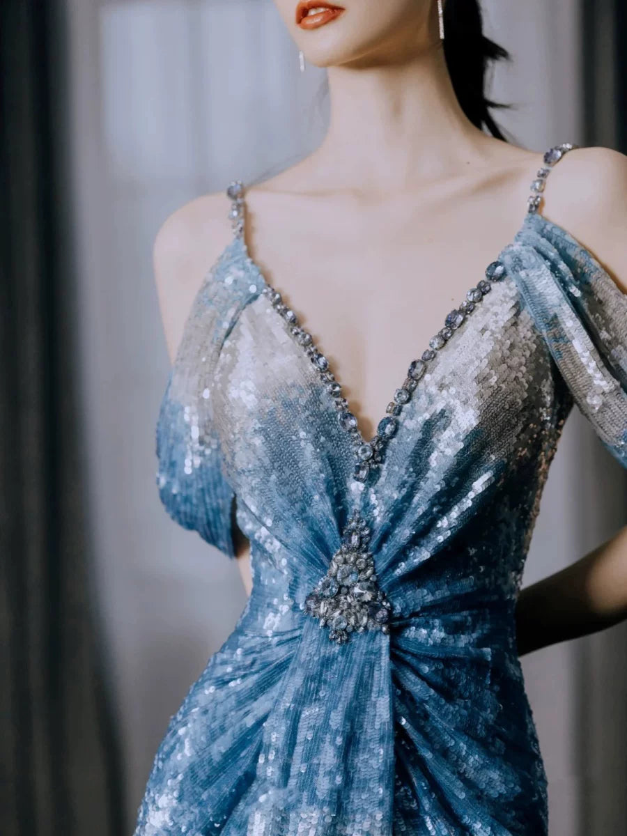 Elegantes Meerjungfrauen-Abendkleid mit V-Ausschnitt, Ombré-Blau-Pailletten und Falten – Inspiration für lange Partykleider und Outfits zum 19. Geburtstag AB2278