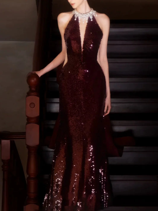 Elegantes, burgunderrotes Pailletten-Abendkleid im Meerjungfrauenstil mit hohem Kragen – Inspiration für lange Partykleider und Outfits zum 21. Geburtstag AB2293