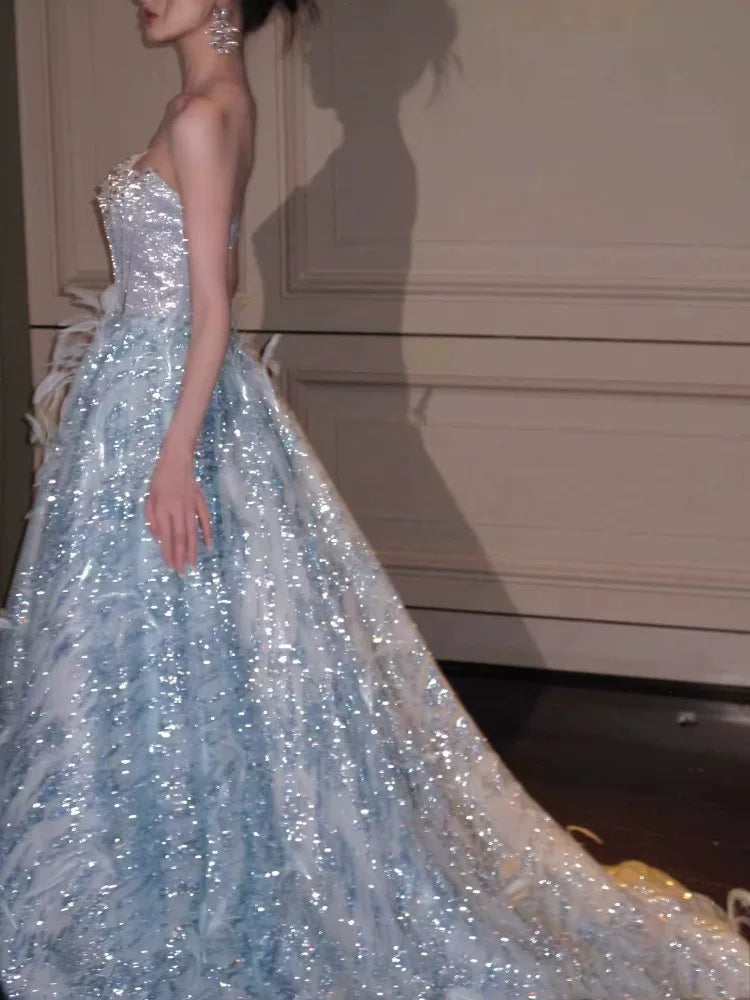 Luxuriöses, trägerloses Ballkleid in Hellblau mit Pailletten und Perlen – Inspiration für lange Partykleider, Abendkleider und Outfits zum 20. Geburtstag AB2234