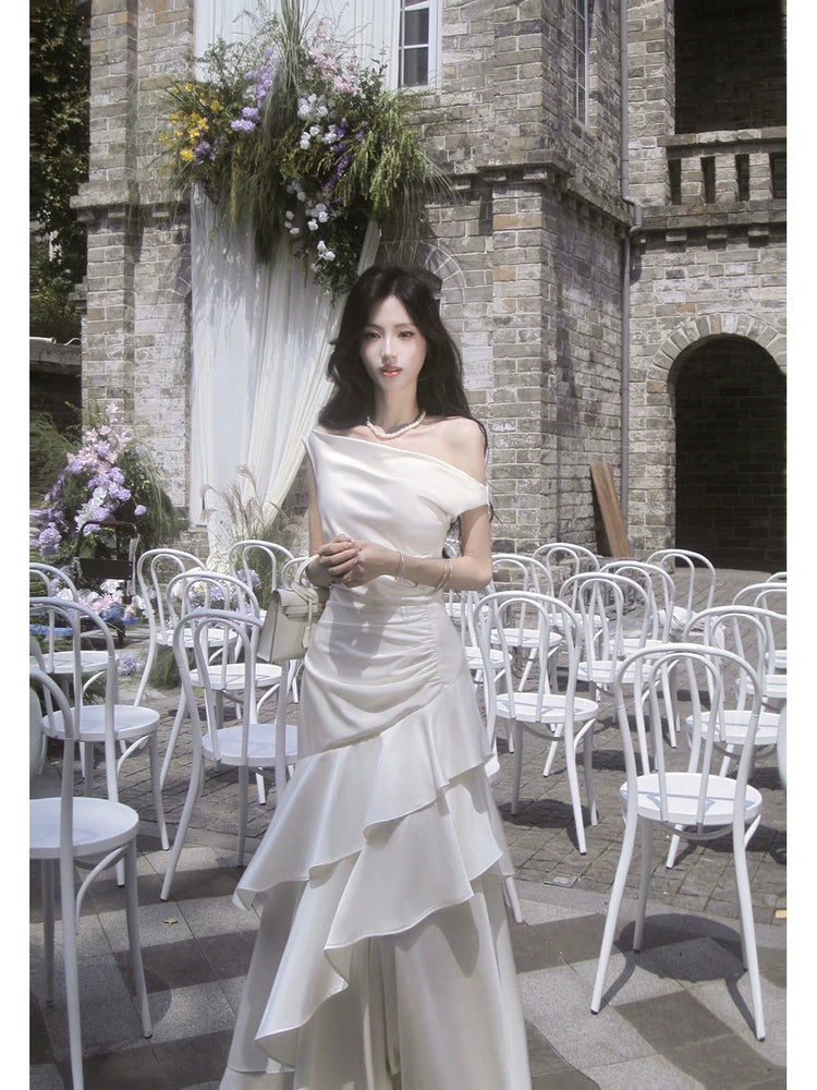 Robe de bal blanche en satin, coupe trapèze, épaules dénudées, longueur au sol, style simple, idéale pour une remise de diplômes ou un anniversaire (N087)