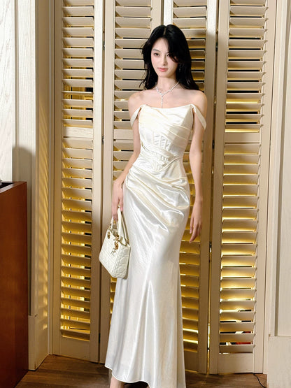 Robe fourreau simple en satin blanc à col carré et plis, idéale pour un bal de fin d'année, une remise de diplômes, un 18e anniversaire ou une fête (N092)
