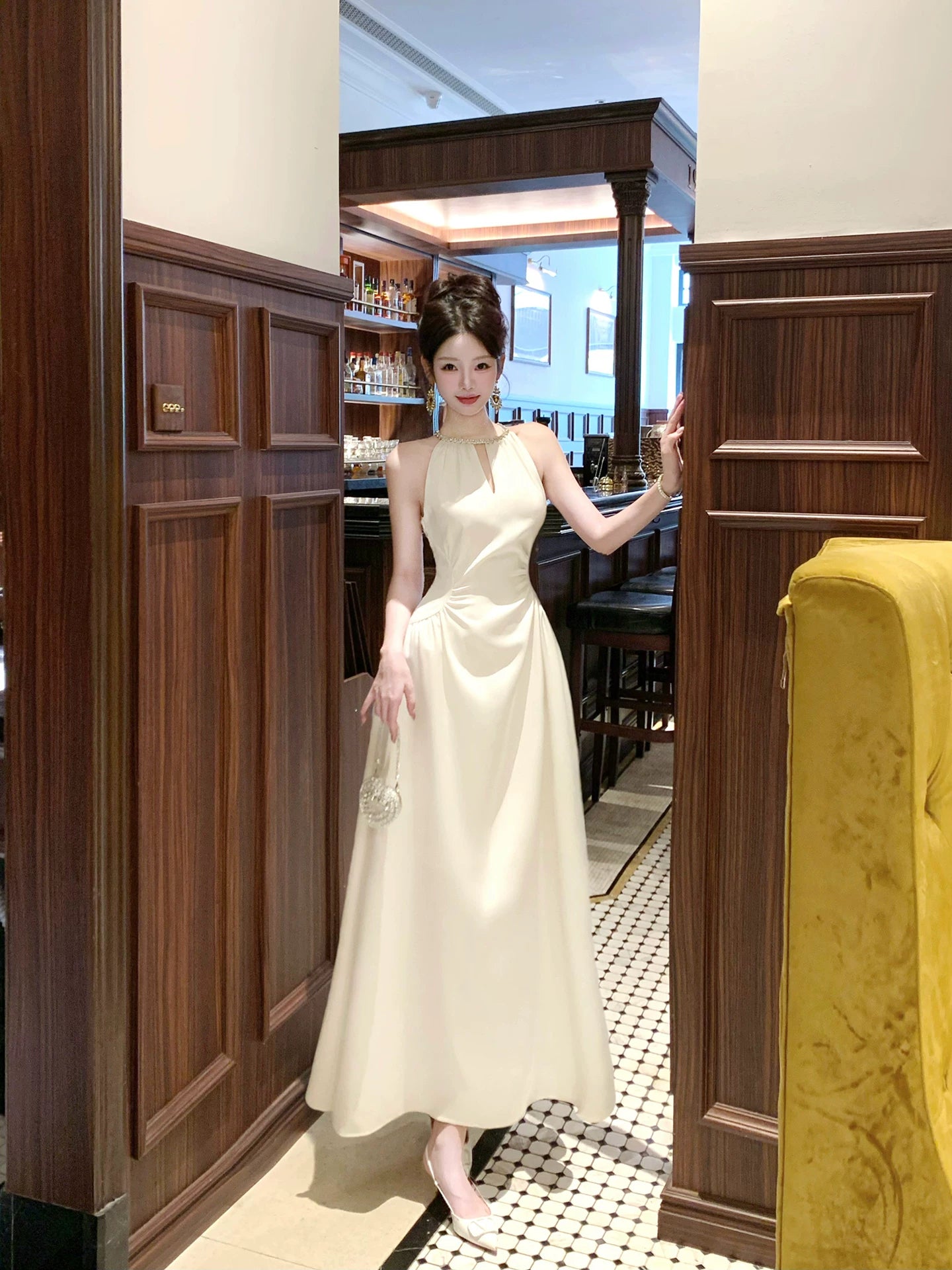 Robe de bal sexy en satin blanc, coupe trapèze, col bijou, longueur cheville, idéale pour un mariage ou un 22e anniversaire (AB2507)