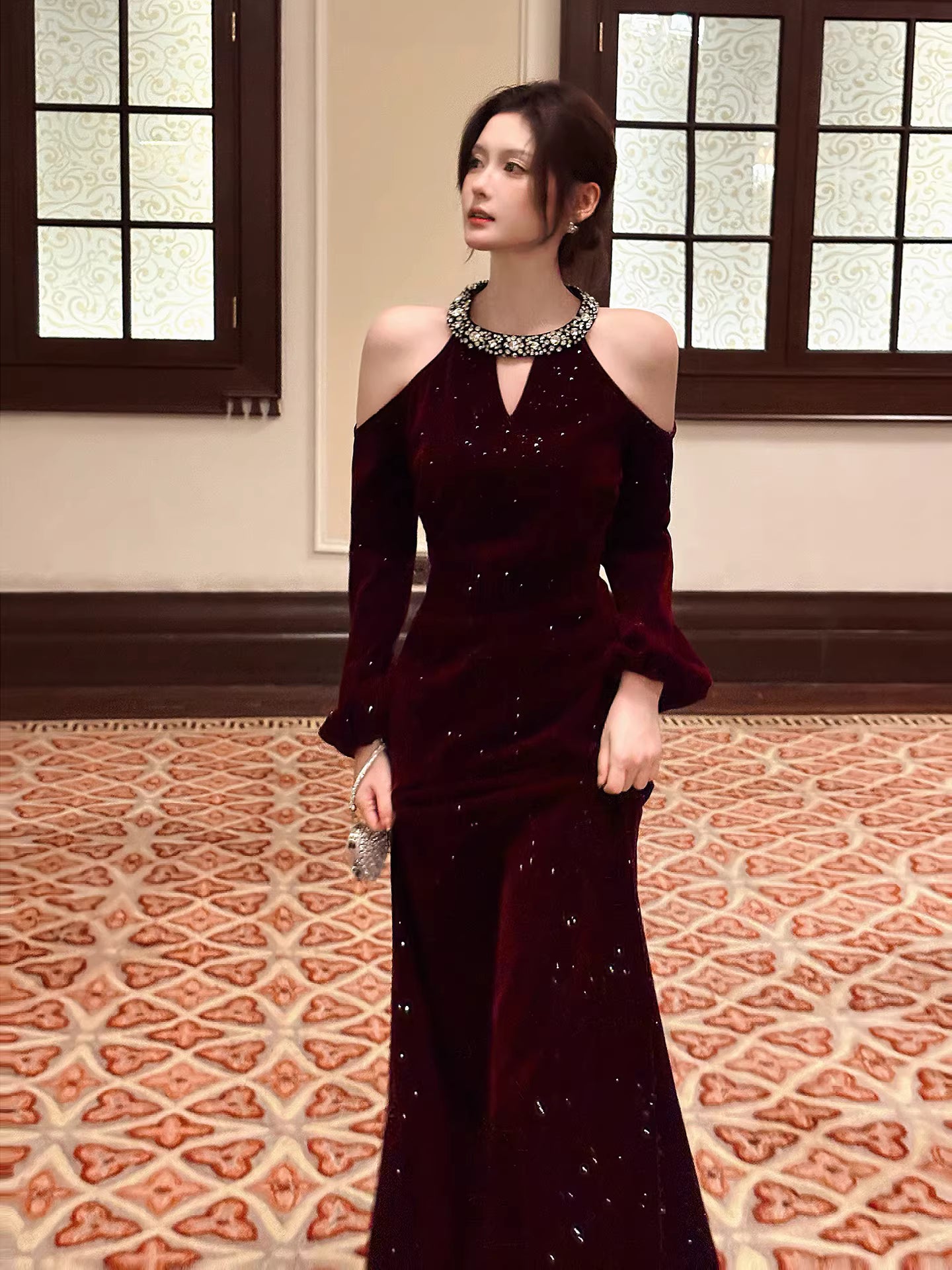 Sexy Meerjungfrauen-Abendkleid aus burgunderrotem Samt mit Schmuckkragen, langen Ärmeln und Knöchellänge, auch als Hochzeitsgastkleid oder Outfit zum 22. Geburtstag geeignet (AB2499).