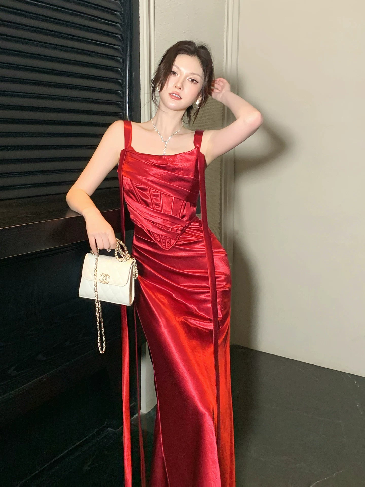 Robe de bal longue rouge satinée sans manches à fines bretelles, style sirène, idéale pour une soirée d'anniversaire ou un 16e anniversaire (AB2437)