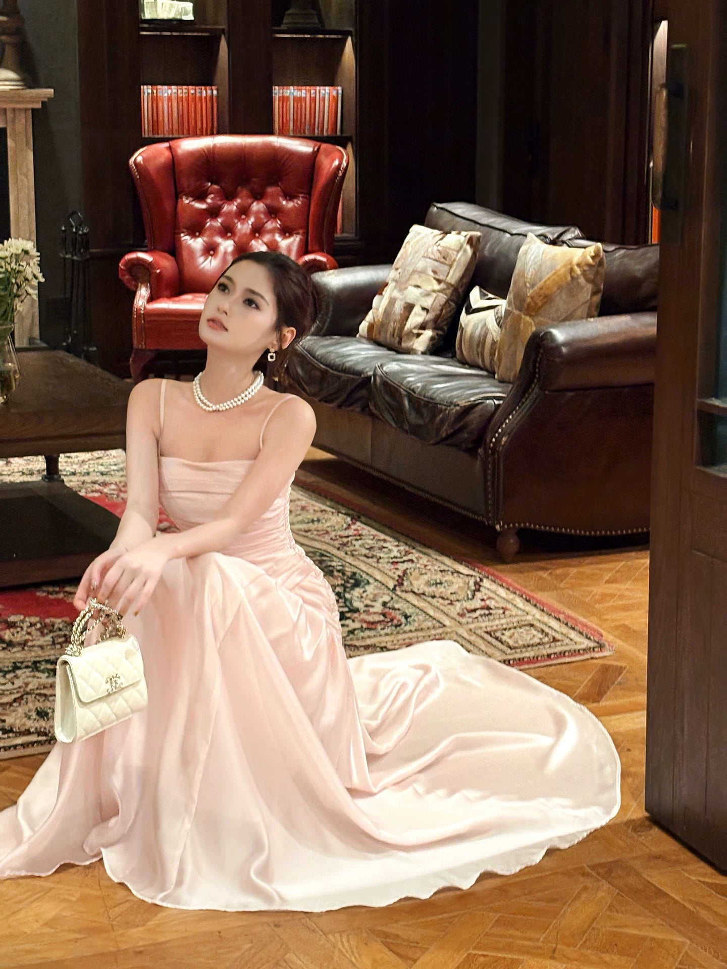 Elegantes, langes, plissiertes Meerjungfrauen-Abendkleid aus rosa Satin mit Spaghettiträgern – Ästhetisches langes Kleid für Abschlussball, Geburtstag und Feiertage (N083)