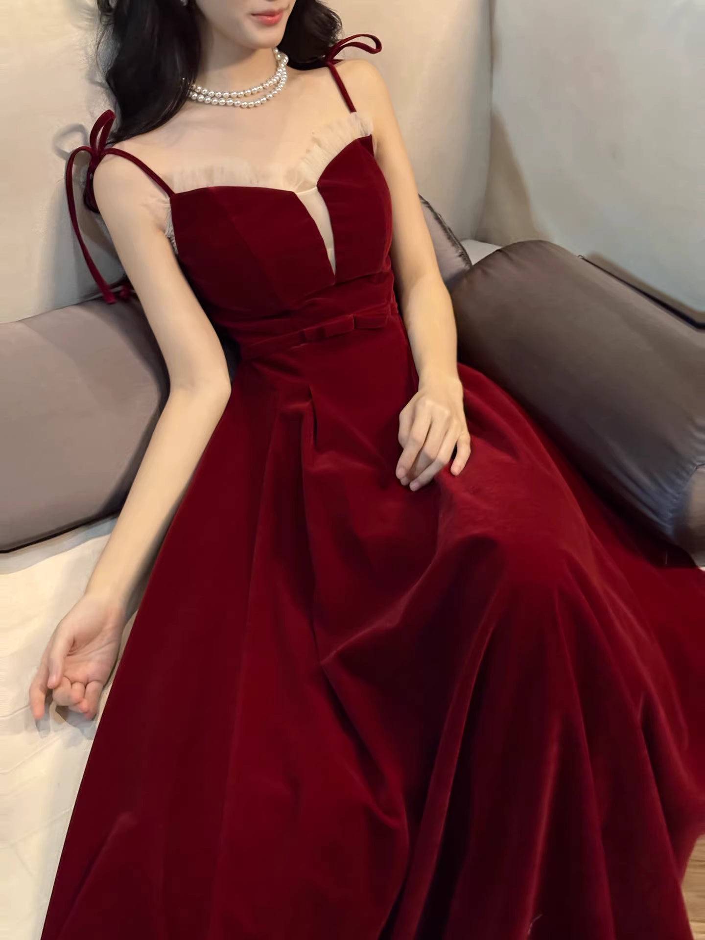 Elegantes, burgunderrotes, langes A-Linien-Abendkleid mit Spaghettiträgern, auch als Hochzeitsgastkleid oder Outfit zum 20. Geburtstag geeignet (AB2487)