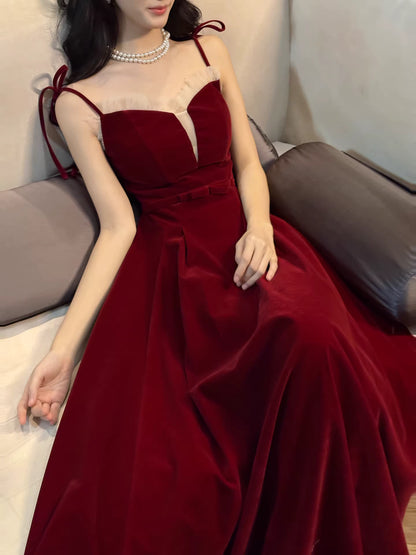 Elegantes, burgunderrotes, langes A-Linien-Abendkleid mit Spaghettiträgern, auch als Hochzeitsgastkleid oder Outfit zum 20. Geburtstag geeignet (AB2487)
