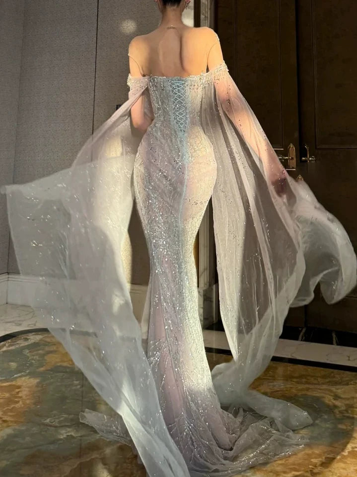 Funkelndes Brautkleid im Meerjungfrauenstil mit Rundhalsausschnitt, langen Ärmeln und Cape, silber-graue Pailletten, figurbetontes Brautkleid AB2336