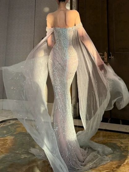 Funkelndes Brautkleid im Meerjungfrauenstil mit Rundhalsausschnitt, langen Ärmeln und Cape, silber-graue Pailletten, figurbetontes Brautkleid AB2336