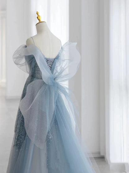 Robe de bal sobre à fines bretelles en tulle bleu poudré, inspiration pour une longue soirée de 20 ans ou un bal de promo (AB2332).