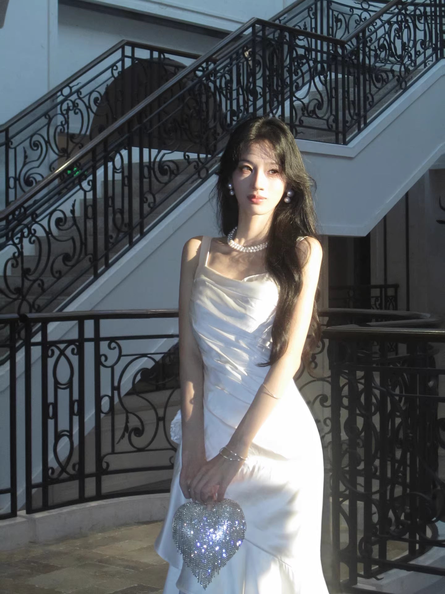 Elegantes, weißes Satin-Abendkleid mit Meerjungfrauenschnitt und eckigem Ausschnitt – Inspiration für lange Outfits zum 18. Geburtstag AB2492