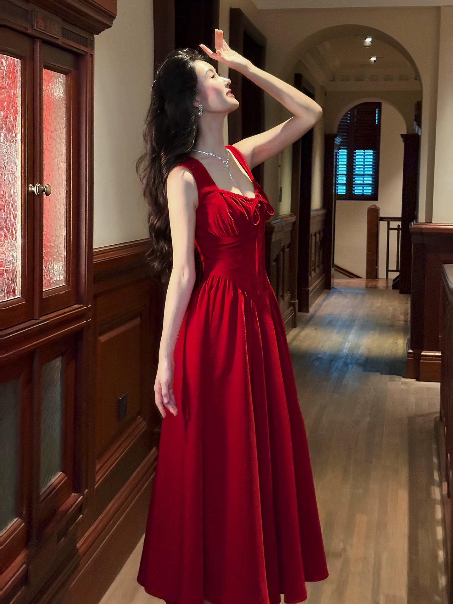 Schlichtes, rotes Chiffon-Abendkleid in A-Linie mit eckigem Ausschnitt und mittlerer Länge – Ästhetisches Outfit für Abschlussfeiern N080