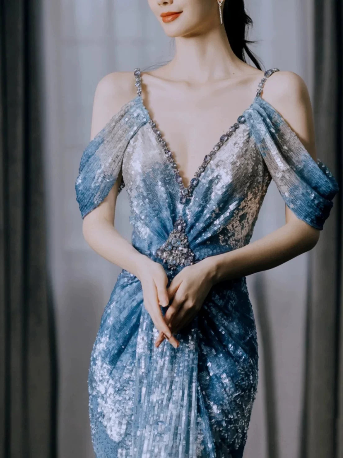 Elegantes Meerjungfrauen-Abendkleid mit V-Ausschnitt, Ombré-Blau-Pailletten und Falten – Inspiration für lange Partykleider und Outfits zum 19. Geburtstag AB2278