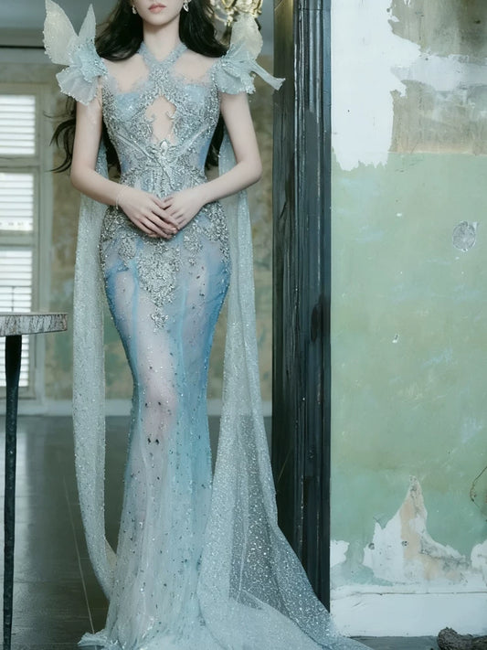 Funkelndes Meerjungfrauen-Neckholderkleid mit blauen Pailletten und Perlenstickerei – Inspiration für lange Partykleider, Abendkleider und Outfits zum 20. Geburtstag AB2296