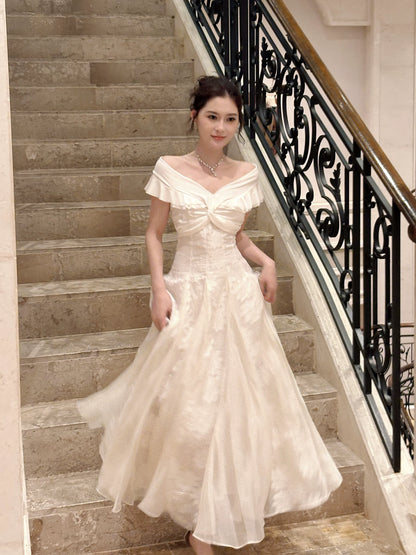 Schlichtes, schulterfreies, weißes Spitzen-Abendkleid in A-Linie, mittellang, ästhetisch, ideal für Abschlussfeiern, N086
