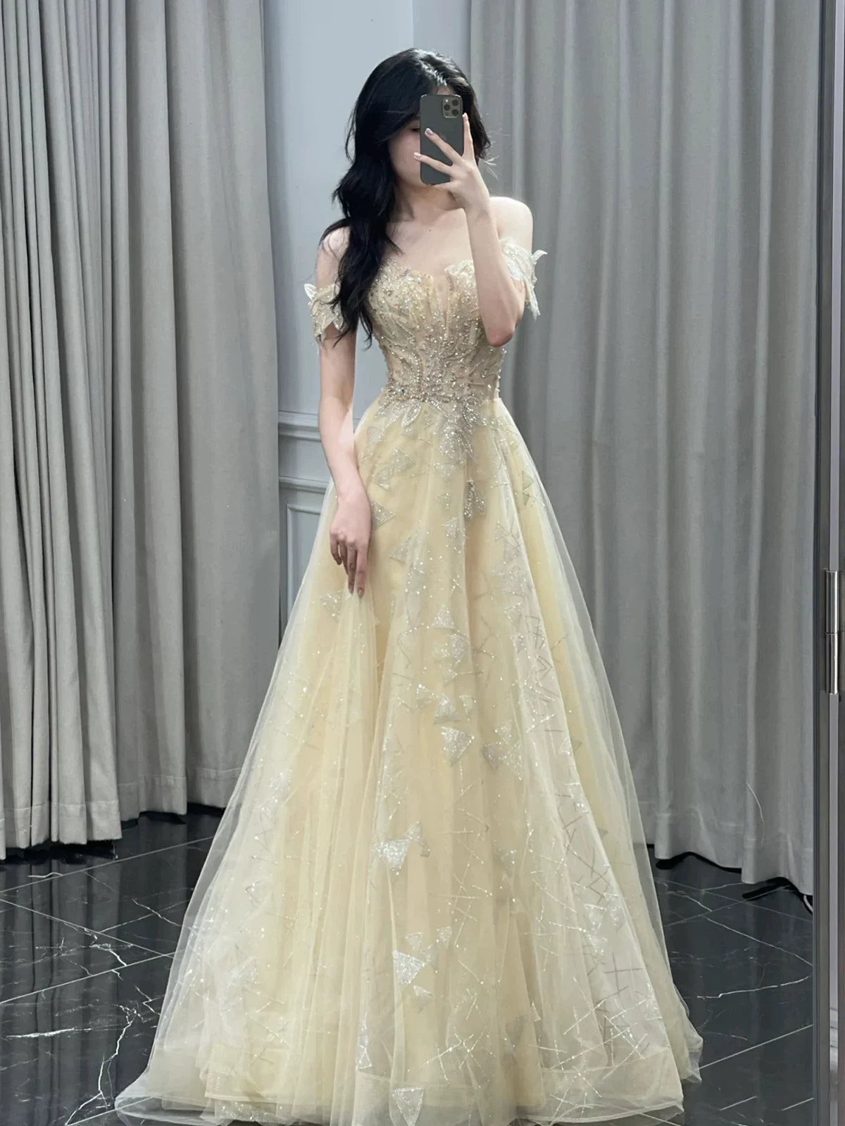 Robe de bal longue élégante à épaules dénudées, manches courtes et sequins, coupe trapèze, idéale pour les soirées dansantes et les fêtes (AB2200)
