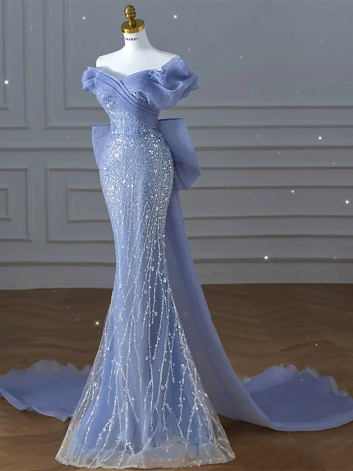 Elegantes, schlichtes Meerjungfrauen-Abendkleid mit schulterfreiem Schnitt in Blau – Inspiration für jeden Stil. Beeindruckendes, langes Abendkleid mit kurzen Ärmeln (AB2333).