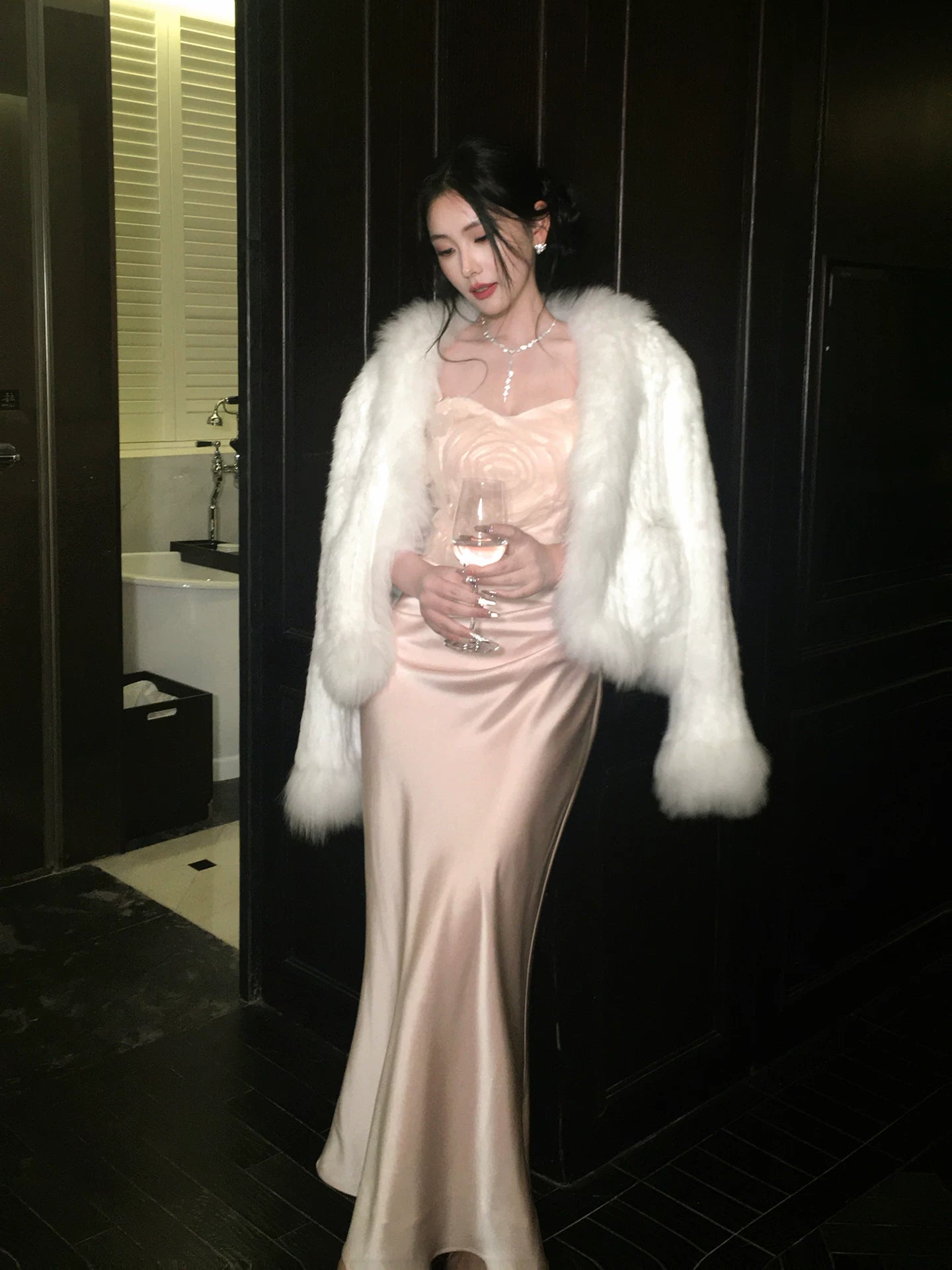 Sexy Meerjungfrauen-Abendkleid mit Spaghettiträgern aus rosa Satin, auch als Hochzeitsgastkleid oder Outfit zum 20. Geburtstag geeignet (AB2464)