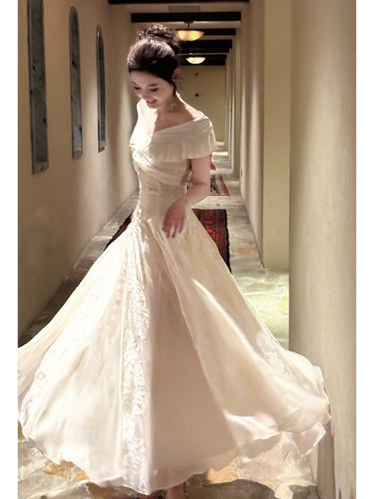Schlichtes, schulterfreies, weißes Spitzen-Abendkleid in A-Linie, mittellang, ästhetisch, ideal für Abschlussfeiern, N086