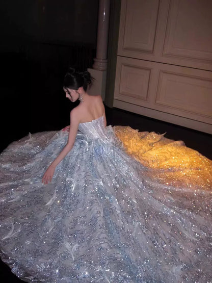 Luxuriöses, trägerloses Ballkleid in Hellblau mit Pailletten und Perlen – Inspiration für lange Partykleider, Abendkleider und Outfits zum 20. Geburtstag AB2234