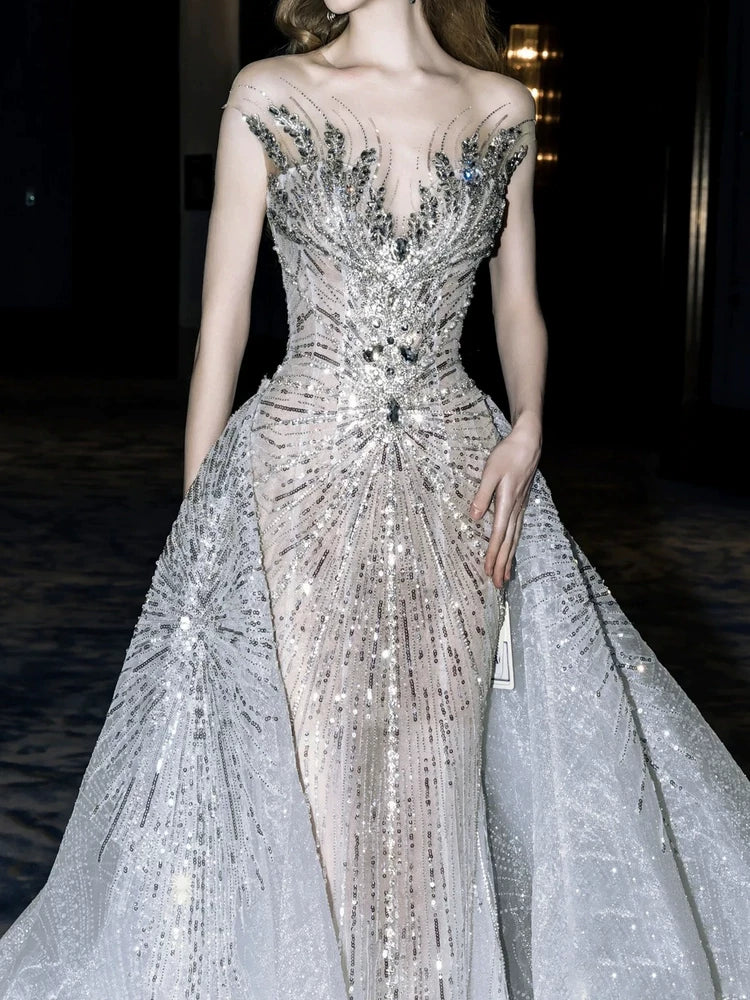 Robe de mariée sirène luxueuse à col rond et cape, ornée de sequins gris argentés. Robe de mariée cintrée AB2327