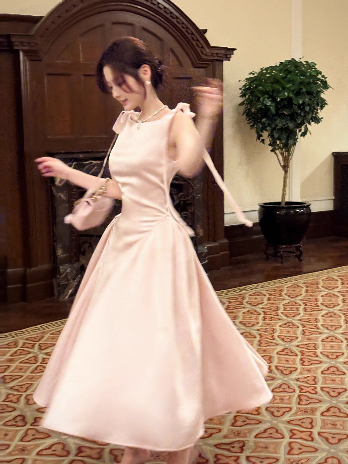 Einfaches, knöchellanges, rosa Satin-Abendkleid in A-Linie mit Rundhalsausschnitt – perfekt für den 17. Geburtstag oder andere festliche Anlässe (AB2498)