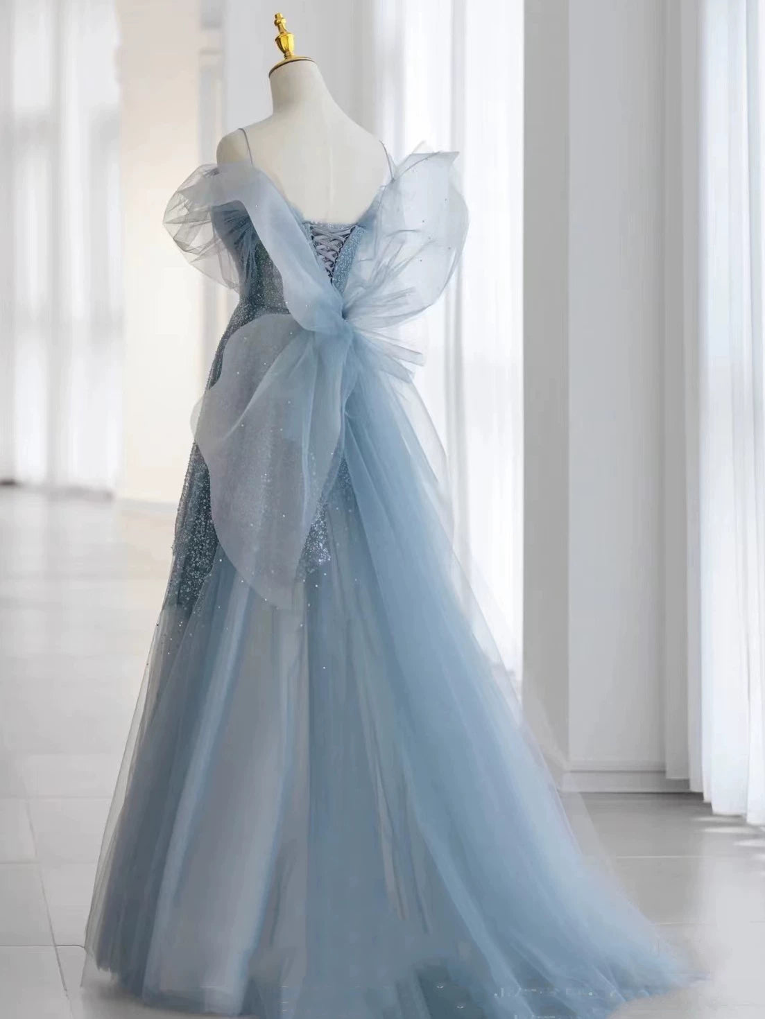 Robe de bal sobre à fines bretelles en tulle bleu poudré, inspiration pour une longue soirée de 20 ans ou un bal de promo (AB2332).
