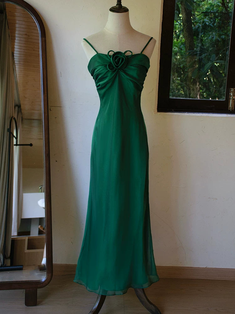Vintage-Abendkleid im A-Linien-Stil aus den 1960er-Jahren mit Spaghettiträgern in Dunkelgrün – Inspiration für lange Partykleider und Outfits zum 18. Geburtstag AB2385