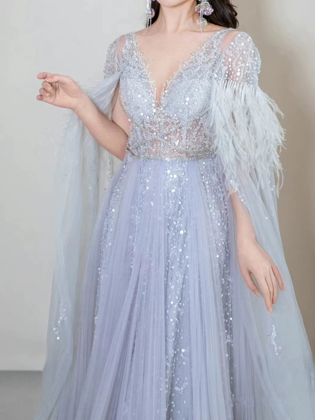 Elegantes, hellblaues Tüll-Abendkleid in A-Linie mit V-Ausschnitt – Inspiration für lange Partykleider und Outfits zum 19. Geburtstag AB2300