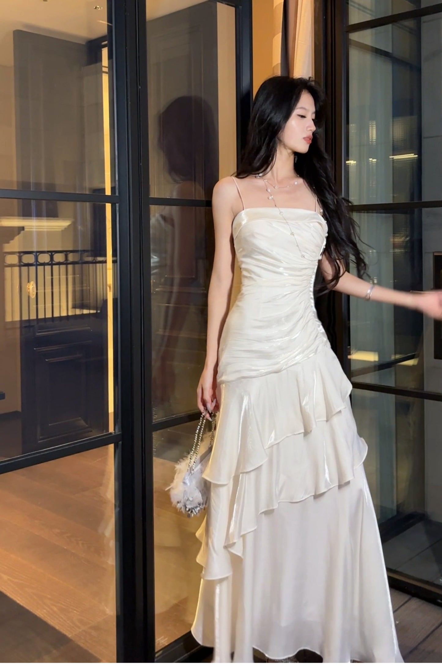 Elegantes, langes Meerjungfrauen-Abendkleid mit Spaghettiträgern und weißen Rüschen – perfekt für Schulabschlussball, Tanzparty oder 20. Geburtstag (AB2503)