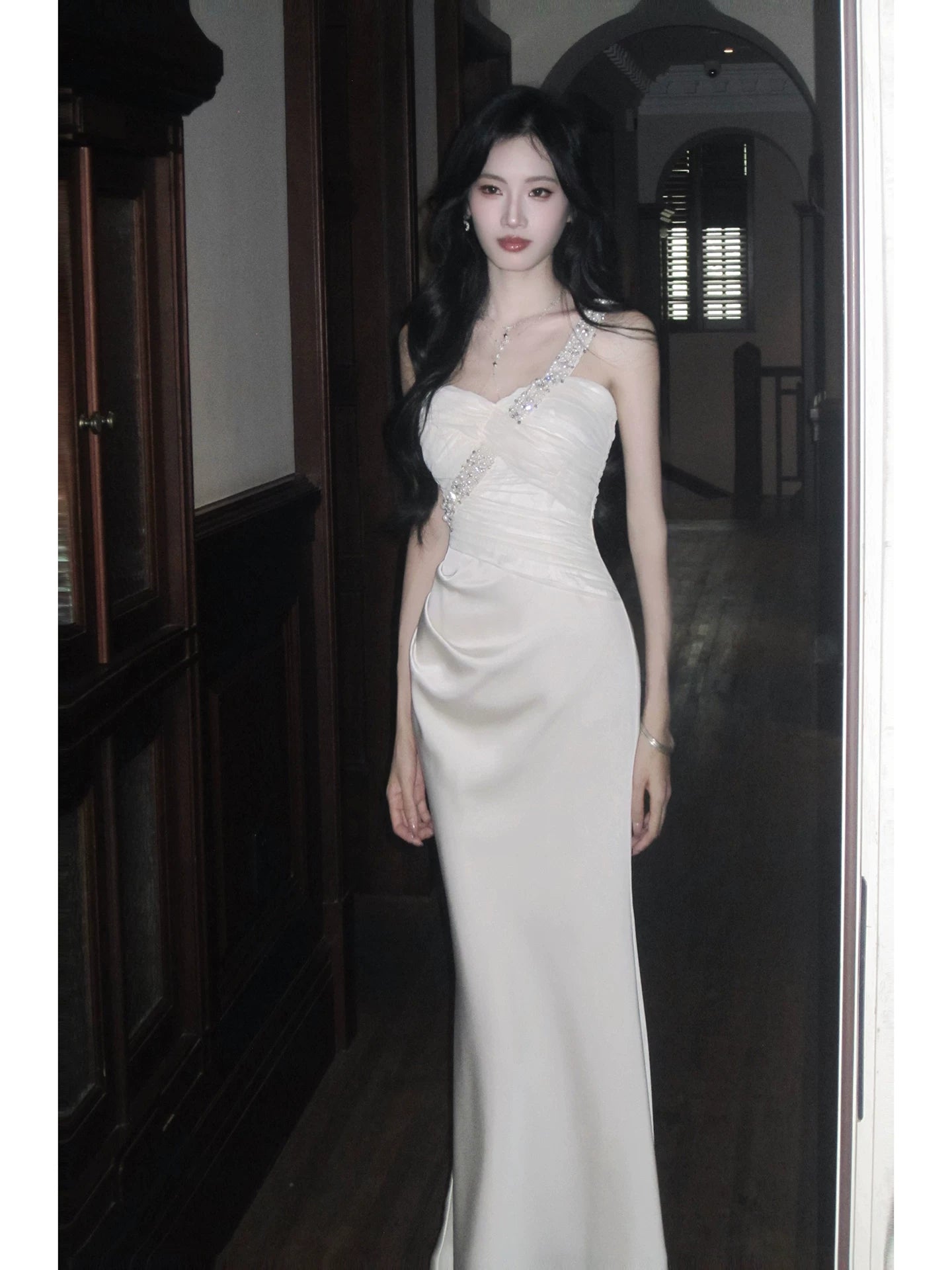 Robe de bal sirène élégante, asymétrique, blanche, ornée de perles et de satin, longueur cheville, plissée, idéale pour une remise de diplôme ou un anniversaire (N097)