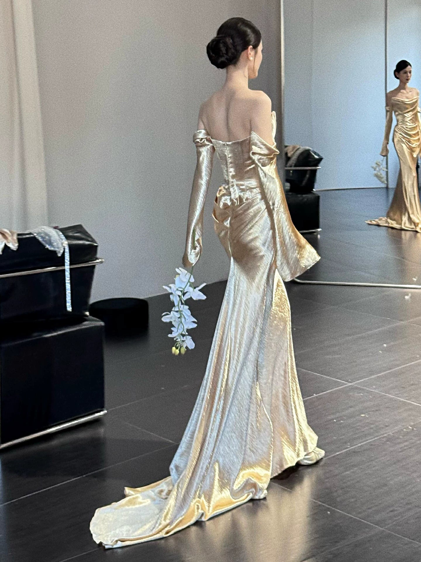 Robe de bal sirène unique à épaules dénudées et manches longues dorées - Inspiration pour une soirée d'anniversaire de 20 ans AB2254