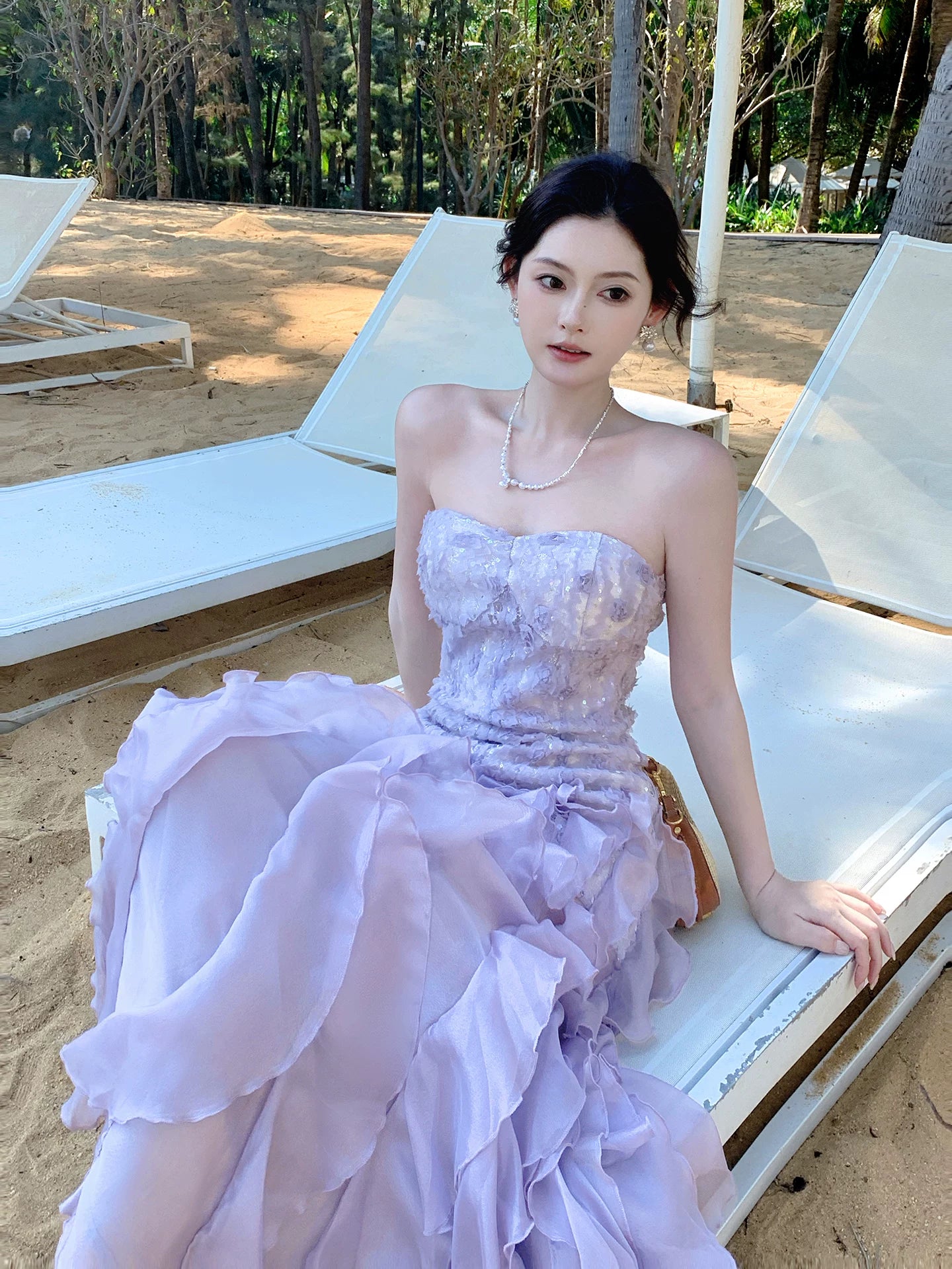 Elegantes, ärmelloses, langes Chiffon-Abendkleid in Lila mit Stufenrock, trägerlos und aus mehreren Lagen – perfekt für den 18. Geburtstag (AB2410)