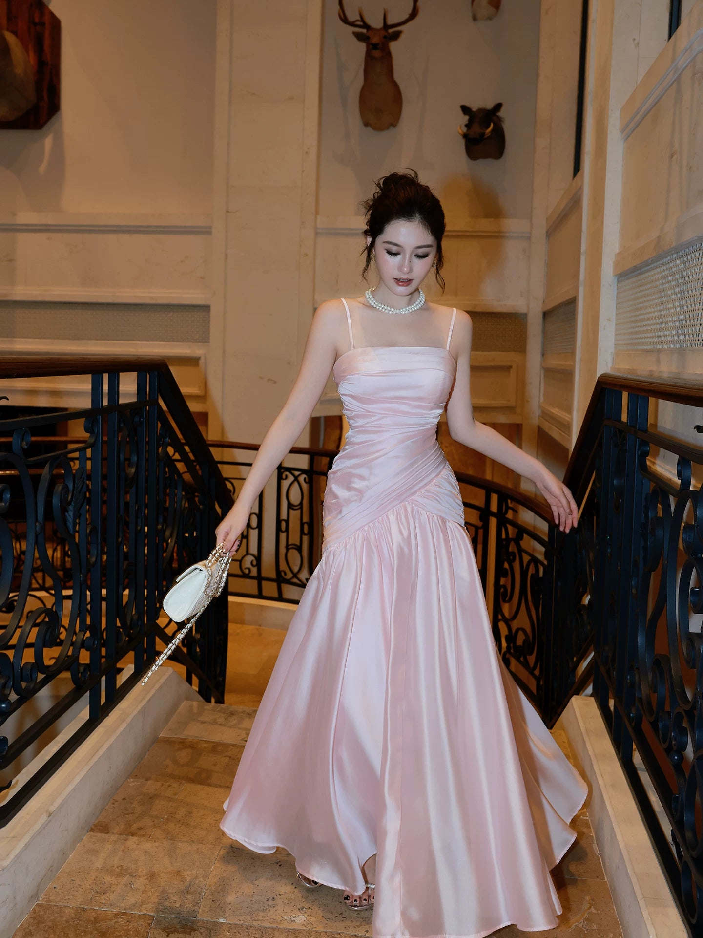 Elegantes, langes, plissiertes Meerjungfrauen-Abendkleid aus rosa Satin mit Spaghettiträgern – Ästhetisches langes Kleid für Abschlussball, Geburtstag und Feiertage (N083)